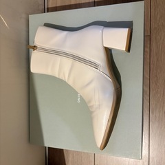 Mサイズ　ショートブーツ 白　GREEN LABEL RELAXING 太ヒールの画像