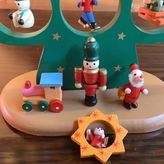 レトロな木製クリスマスツリーカントリー系　スノーマン　トナカイ　サンタクロース他の画像