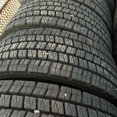 スタッドレスタイヤ トラック、バスの画像