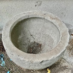 植木鉢(大〜小様々)、石臼の画像