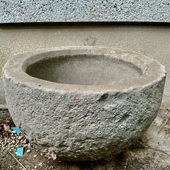 植木鉢(大〜小様々)、石臼の画像