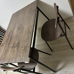 机、椅子の画像