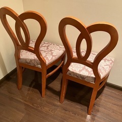 　2個　ハートの木製椅子ピンクの画像
