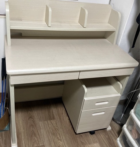 ニトリ　勉強机 ライト付き