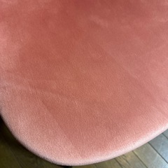 サーモンピンクベルベット素材のチェア💞の画像