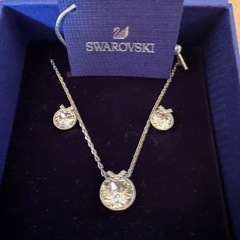 SWAROVSKI スワロフスキー  スタッドピアスネックレス2点セット 純正箱付きの画像