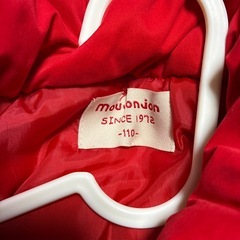 ムージョンジョン赤のコートの画像