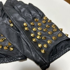 ZARAのスダッツ付き皮のグローブの画像