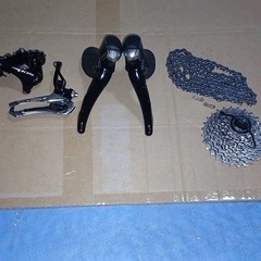 SHIMANO】105(5800系)のデュアルコントロールレバーと前後ディレイラーセット（SS）＋チェーン・スプロケ11-28T・クランク52-36（スピンドルBB30）付き
の画像