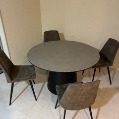 ダイニングテーブルとチェアー4脚の画像