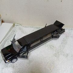 リンカーン.リムジン（ブラック＆シルバー）24分の1スケールの画像