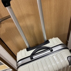 キャリーケースホワイト鍵2本付きの画像