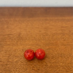 赤珊瑚　ルース　天然石　レッドコーラル　パワーストーン　2個600円　ハンドメイド素材　ハンドクラフトの画像