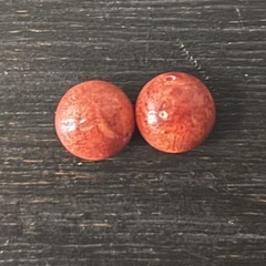 赤珊瑚　ルース　天然石　レッドコーラル　パワーストーン　2個600円　ハンドメイド素材　ハンドクラフトの画像