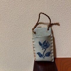 陶器 掛け花入れ 壁掛け 一輪挿し 手描き 花文様 和モダン 民芸風の画像