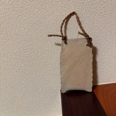 陶器 掛け花入れ 壁掛け 一輪挿し 手描き 花文様 和モダン 民芸風の画像