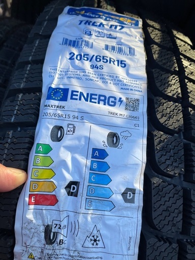 202511月購入　未使用品スタッドレスタイヤ　４本セット