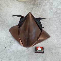 銅板で折られたカブトの画像