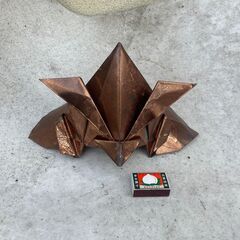 銅板で折られたカブトの画像