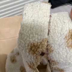 白いくまモチーフのフリース手袋の画像