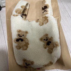 白いくまモチーフのフリース手袋の画像
