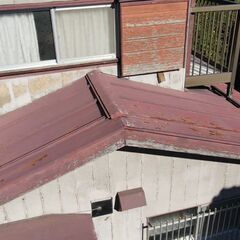 住宅 外壁と屋根の塗装作業の画像