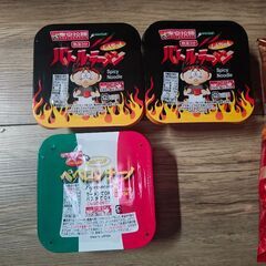 カップ麺とお菓子セット新品の画像