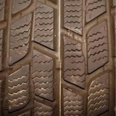 スタッドレスタイヤ、215/60R16の画像