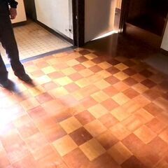 傾いている床の調整の画像