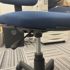 事務用椅子三脚の画像