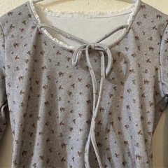 グレー 花柄 ニットの画像