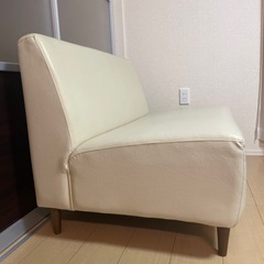 ベージュのソファの画像