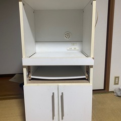 台所の箪笥の画像