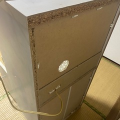 台所の箪笥の画像