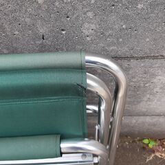 アルミ キャプテン チェア テーブル付 ×２台 グリーン系 緑色 アウトドア キャンプ 防災用品の画像