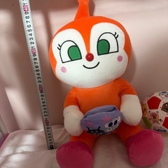 ドキンちゃんのぬいぐるみとアンパンマンの柔らか
ボールの画像