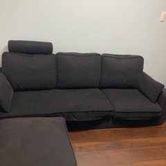 黒のL字型ソファの画像