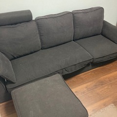 黒のL字型ソファの画像