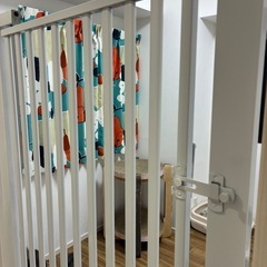 「【ほぼ未使用】猫脱走防止ゲート 150cm（71〜80cm）ホワイト／購入12,480円／世田谷区 引き取り限定」 の画像