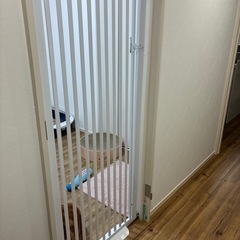 「【ほぼ未使用】猫脱走防止ゲート 150cm（71〜80cm）ホワイト／購入12,480円／世田谷区 引き取り限定」 の画像