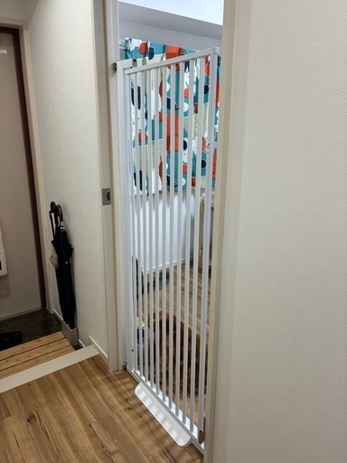 「【ほぼ未使用】猫脱走防止ゲート 150cm（71〜80cm）ホワイト／購入12,480円／世田谷区 引き取り限定」 