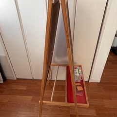 IKEA　イーゼル　木製スタンド式黒板＆ホワイトボード 赤い棚　おまけつきの画像