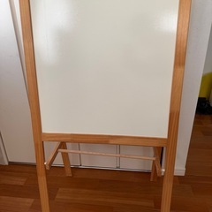 IKEA　イーゼル　木製スタンド式黒板＆ホワイトボード 赤い棚　おまけつきの画像
