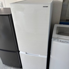 超美品☆高年式☆179L容量☆シャープ☆お買得冷蔵庫☆の画像