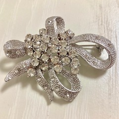 シルバーリボン＆葡萄　デザインブローチの画像