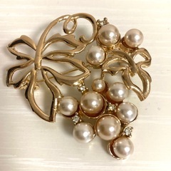 シルバーリボン＆葡萄　デザインブローチの画像