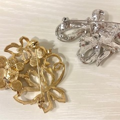 シルバーリボン＆葡萄　デザインブローチの画像