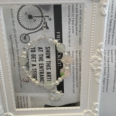 花と蝶のガラスビーズブレスレット☆ハンドメイドの画像