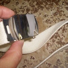 メーカー不明　白ベルト　金具入れて104㎝くらいの画像