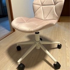 テーブルと椅子の画像